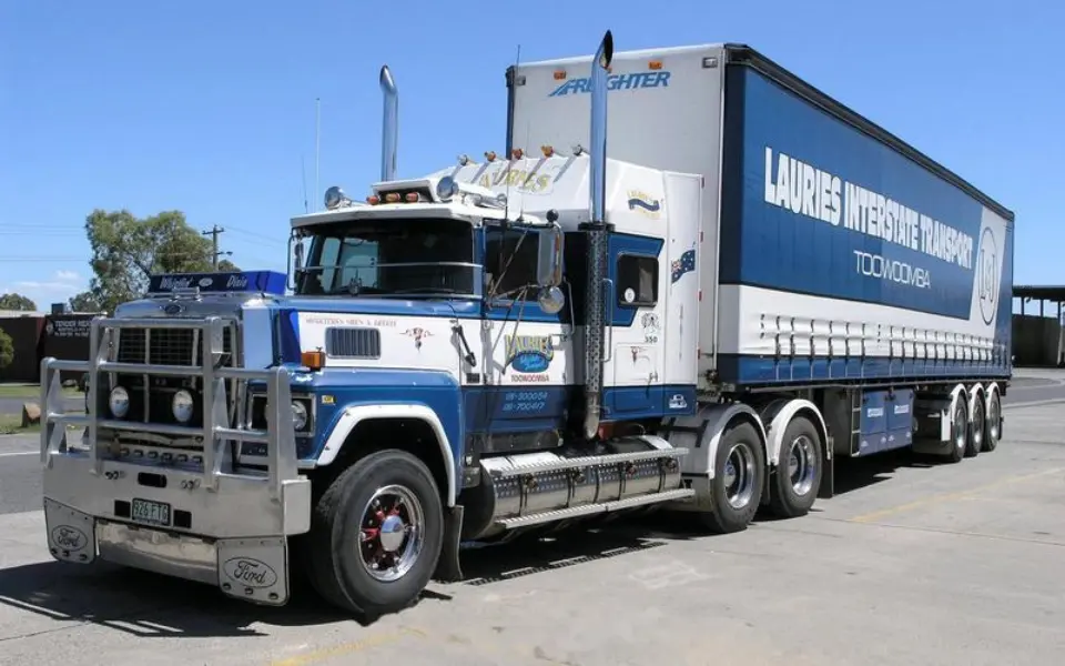 घरगुती ट्रक त्यांचे एक्झॉस्ट पाईप्स वरच्या दिशेने का दाखवत नाहीत?